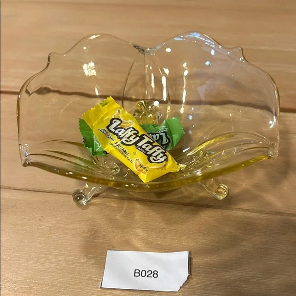 Fenton Glass Candy Dish Antique 3-footed bowl light canary yellow - Picture 3 of 5